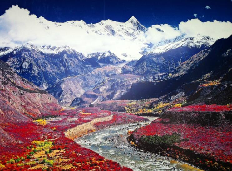 西藏高原清晨的宁静画卷